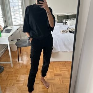Aritzia Baggy Cargo Pants + Uniqlo T-Shirt